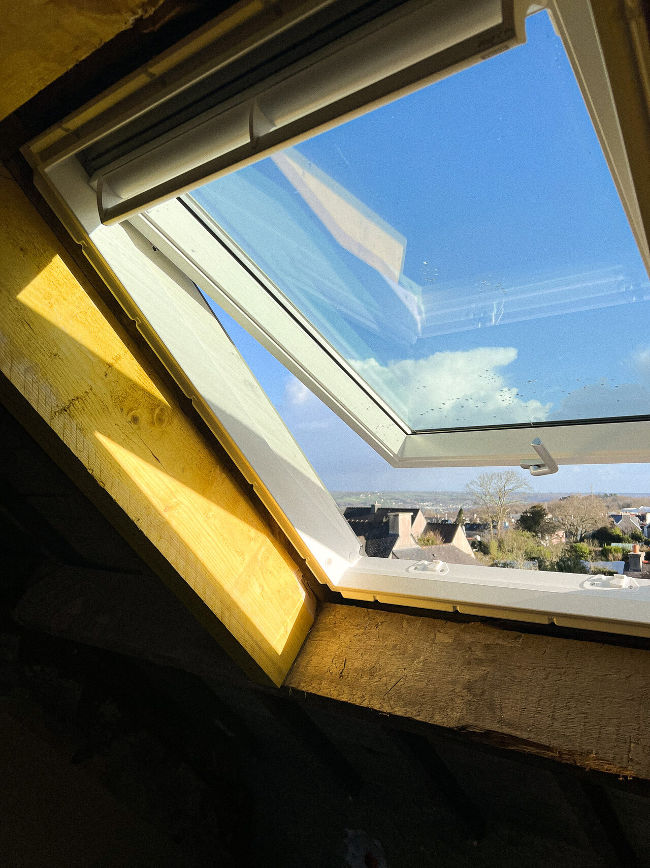 Pose de fenêtres de toit Velux à Plougastel